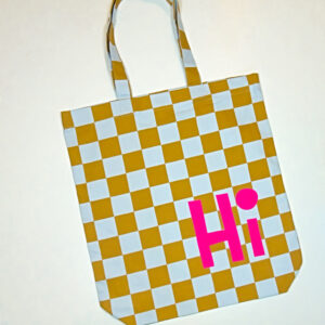 Tolle, trendige Baumwolltasche Grid in hellblau/zimt mit "Hi" Aufdruck aus Flockfolie in knalligem pink.